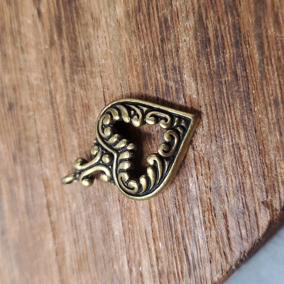 P205 victorian scroll‎ heart pendant collectible - Picture 1 of 2